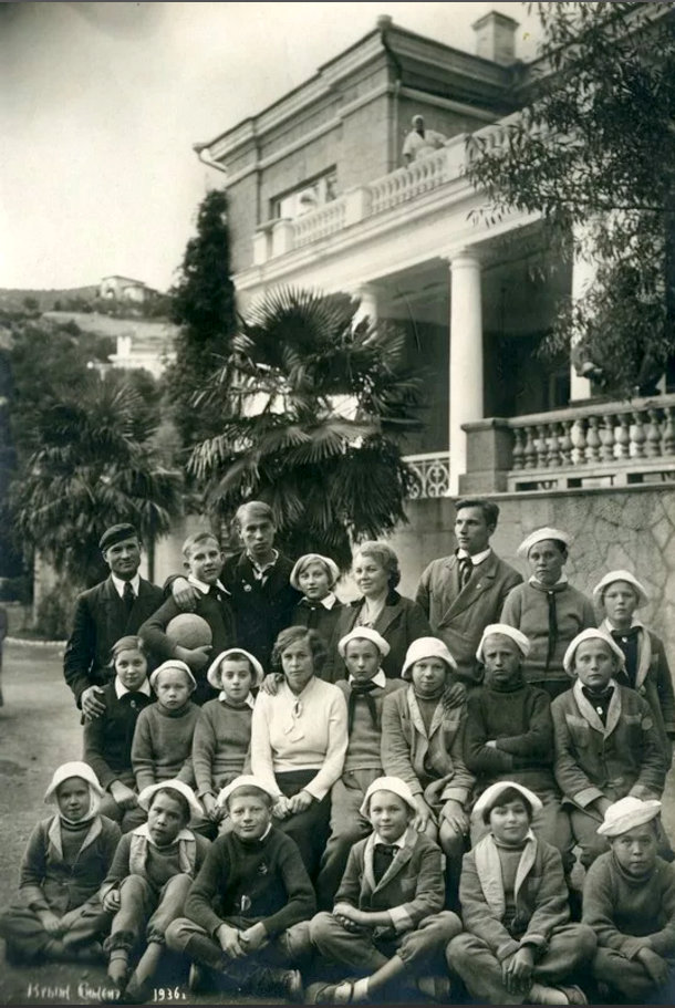 В санатории "Имени первого слета юных пионеров" – бывшем имении И.С.Мальцова, 1936 г. (из архивов авторов сайта).
